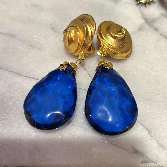Vintage Jewelry - Stunning Matte Gold Swirl Top with Blue Stone Drop Earrings-Boutique